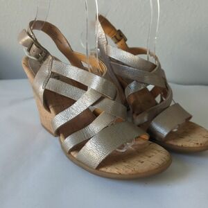 Kork‎ Ease Korks Nedra Strappy Metallic Gold Sandal Womens Size 7M Wedge Heel